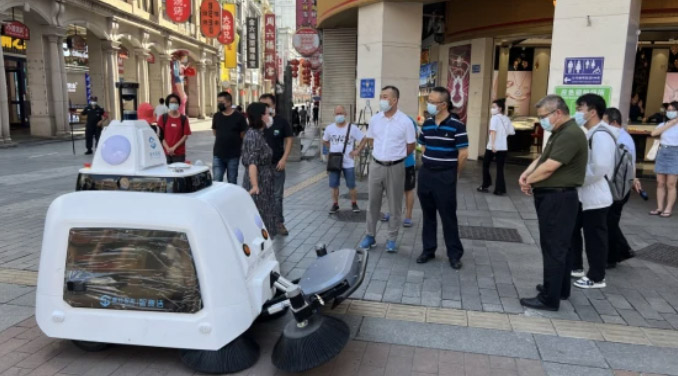 廣州日報：荔灣來了個特別的“環衛工”——無人駕駛清掃車